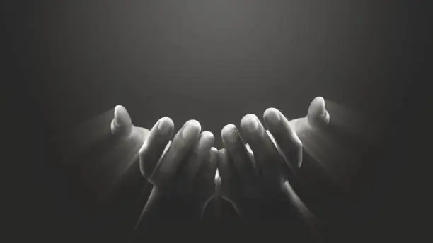 Cette image en noir et blanc capture l'essence de l'unité spirituelle. Deux mains unies, prêtes à recevoir une lumière intérieure qui émane d'elles. Un moment de connexion profonde, symbolisant l'échange d'énergies positives et la réception de la lumière intérieure. Un instant empreint de paix, de symbiose, et d'ouverture à la spiritualité. 